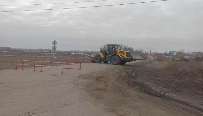 В барнаульской Власихе подмыло трубу — разрушилась часть дороги