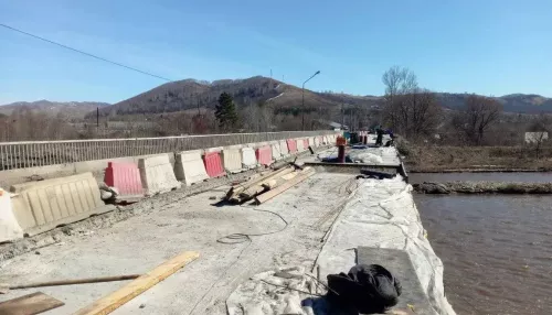 Мост по пути к Денисовой пещере в Алтайском крае ремонтируют за 125 млн рублей