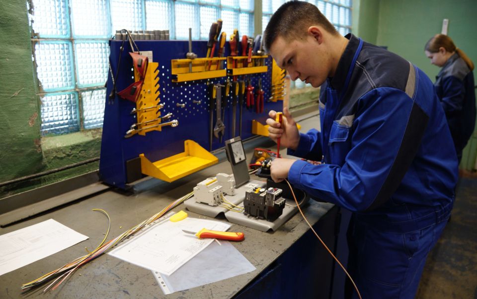 Конкурс студентов-электромонтеров