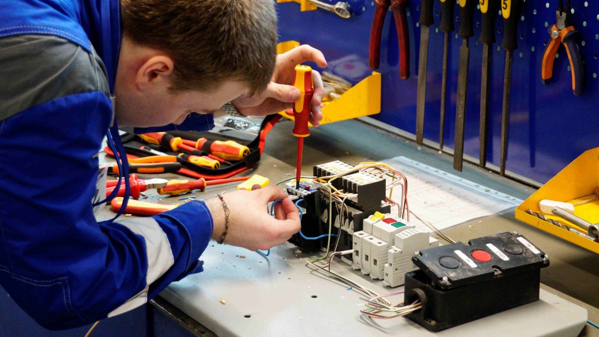 Конкурс студентов-электромонтеров