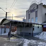 Трехэтажный торговый центр  на первой линии выставили на продажу в Барнауле. Фото