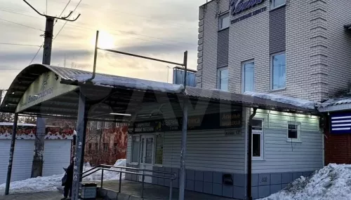 Трехэтажный торговый центр  на первой линии выставили на продажу в Барнауле. Фото