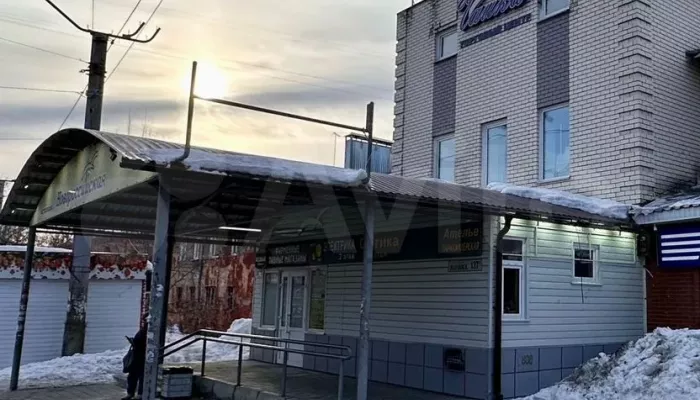 Трехэтажный торговый центр  на первой линии выставили на продажу в Барнауле. Фото