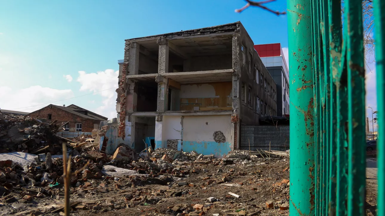 Кирпичи, бетон, металлолом: что осталось от Барнаульского радиозавода-погорельца. Фото