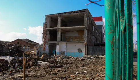 Кирпичи, бетон, металлолом: что осталось от Барнаульского радиозавода-погорельца. Фото