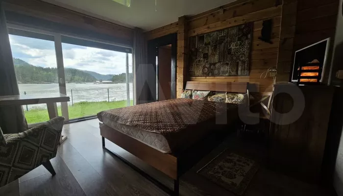 Дом на самом берегу Катуни с видом на миллиард продают в Горном Алтае. Фото