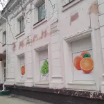 Аварийный двухэтажный дом по соседству с мэрией Барнаула лишился Марии-Ра и окон