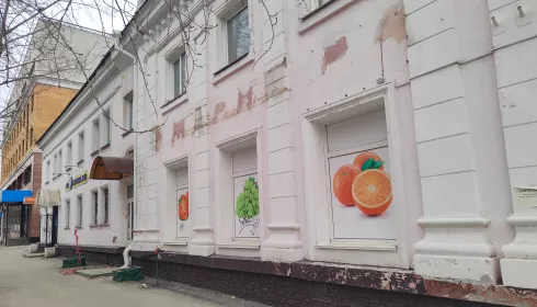 Аварийный двухэтажный дом по соседству с мэрией Барнаула лишился Марии-Ра и окон