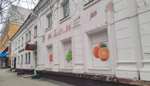 Аварийный двухэтажный дом по соседству с мэрией Барнаула лишился Марии-Ра и окон