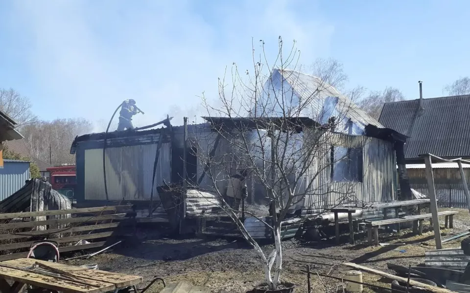 В доме многодетной семьи из алтайского села произошел пожар