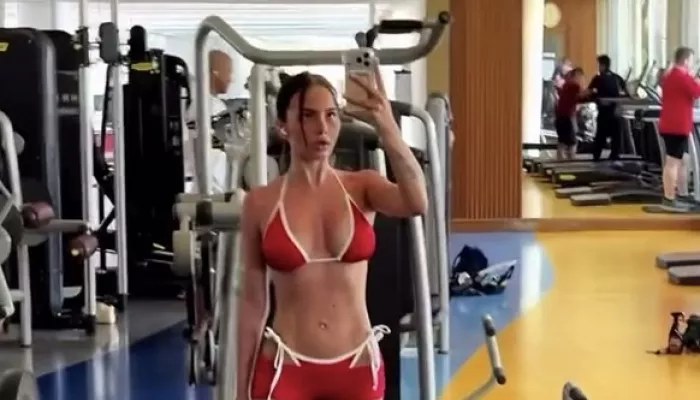 Валя Карнавал показала фигуру без прикрас в крошечном бикини в спортзале