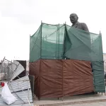 В центре Барнаула продолжается ремонт постамента памятника Ленину. Фоторепортаж