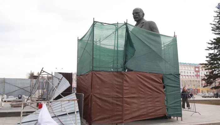 В центре Барнаула продолжается ремонт постамента памятника Ленину. Фоторепортаж