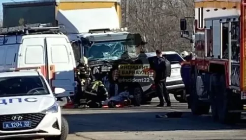 Смертельный выезд на встречку: в Барнауле водитель погиб в ДТП с грузовиком. Фото