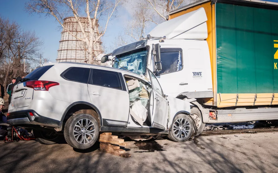 Трагедия на Трактовой: опубликованы кадры с места смертельной аварии в Барнауле