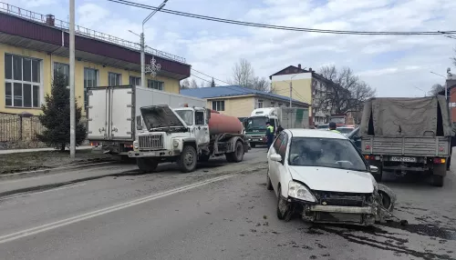 В Горно-Алтайске водитель ГАЗа устроил массовое ДТП: пострадали женщина и ребенок