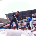 В Горно-Алтайске провели весеннюю уборку стадиона Спартак