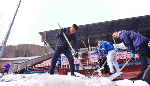 В Горно-Алтайске провели весеннюю уборку стадиона Спартак