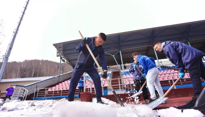 В Горно-Алтайске провели весеннюю уборку стадиона Спартак