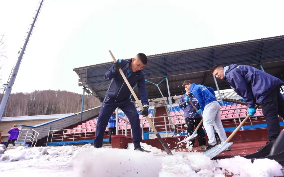 В Горно-Алтайске провели весеннюю уборку стадиона Спартак