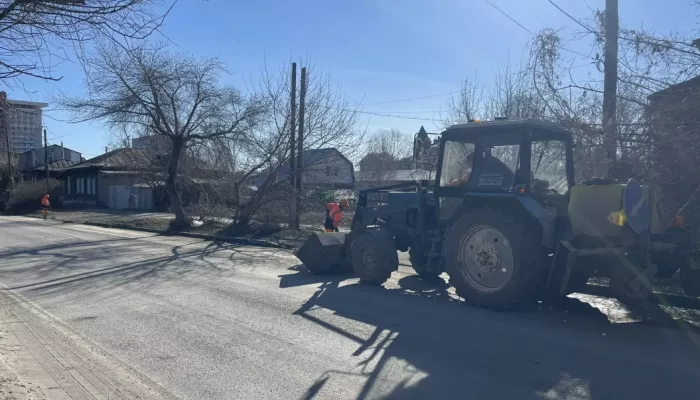 В Барнауле чистят дороги от наносов и вывозят мусор после зимы: где идут работы