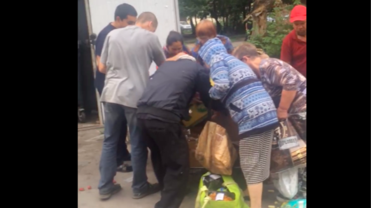 "Лента" прокомментировала видео с голодными новосибирцами у баков с просрочкой 