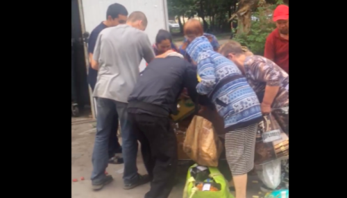 Лента прокомментировала видео с голодными новосибирцами у баков с просрочкой