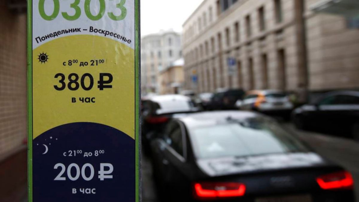 Размер парковочного места для легковых авто хотят сократить в России