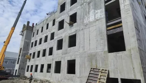 Томенко рассказал, как строят корпус офтальмологической больницы в Барнауле