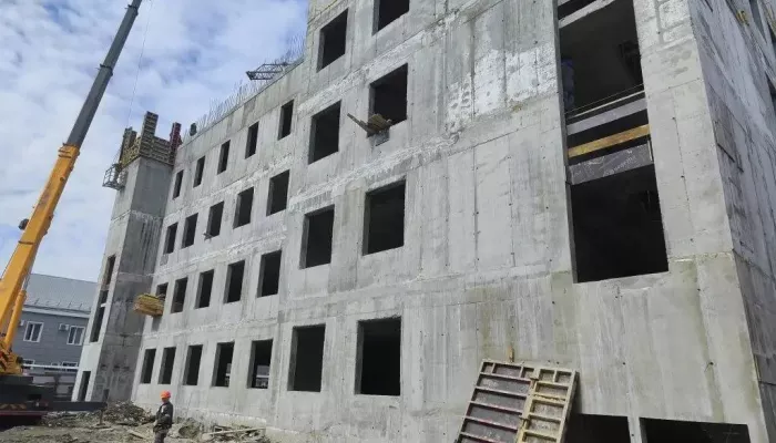 Томенко рассказал, как строят корпус офтальмологической больницы в Барнауле