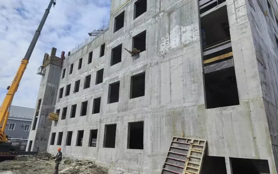 Томенко рассказал, как строят корпус офтальмологической больницы в Барнауле