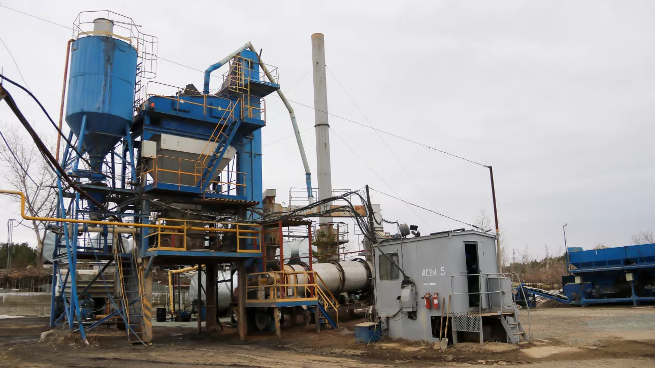 Завод ровных дорог: откуда берется асфальт для ремонта улиц Барнаула. Фоторепортаж