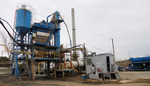 Завод ровных дорог: откуда берется асфальт для ремонта улиц Барнаула. Фоторепортаж