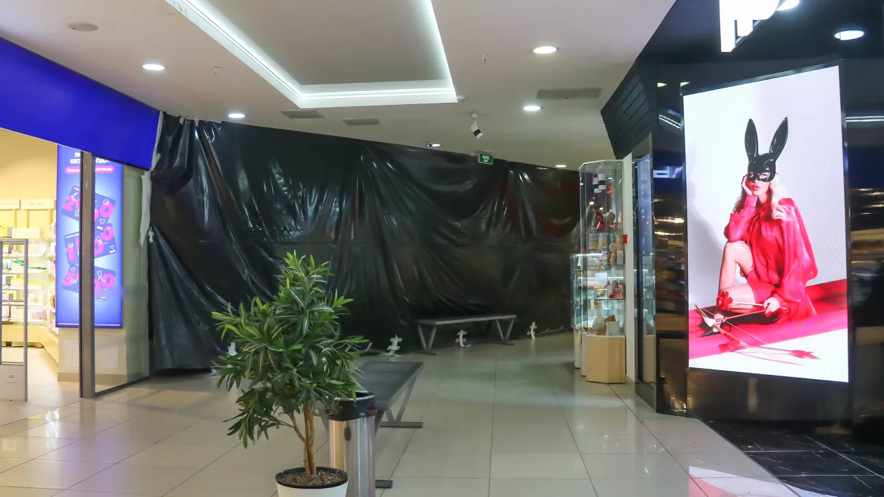 С вещами на выход. Из барнаульских ТРЦ съезжают арендаторы и уходят покупатели. Фото