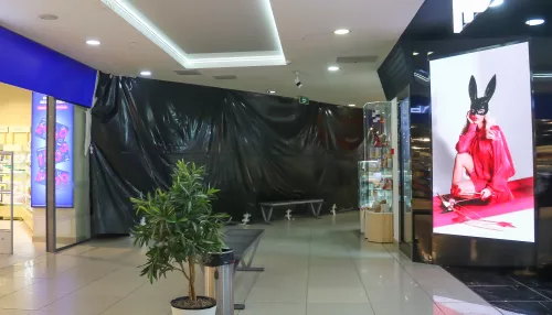 С вещами на выход. Из барнаульских ТРЦ съезжают арендаторы и уходят покупатели. Фото