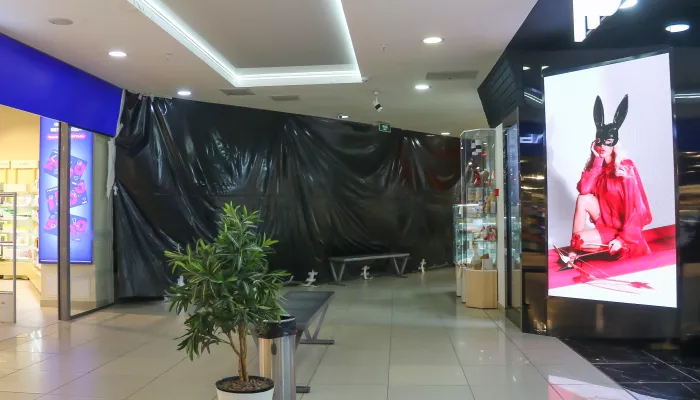 С вещами на выход. Из барнаульских ТРЦ съезжают арендаторы и уходят покупатели. Фото