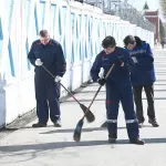 Восемь тысяч барнаульцев вооружились метлами и вышли на уборку города. Фоторепортаж
