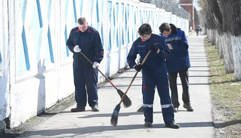 Восемь тысяч барнаульцев вооружились метлами и вышли на уборку города. Фоторепортаж