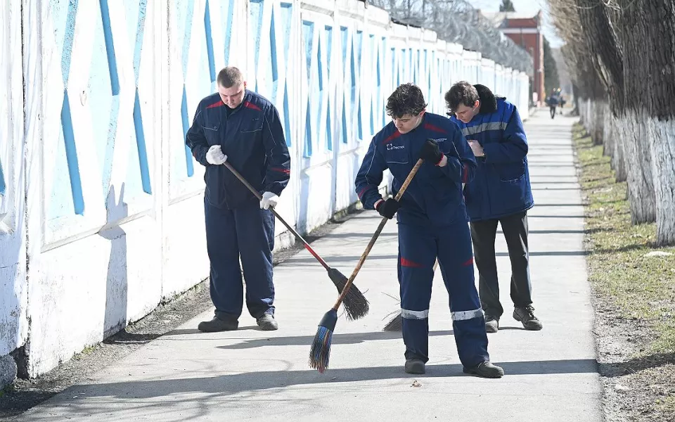 Восемь тысяч барнаульцев вооружились метлами и вышли на уборку города. Фоторепортаж