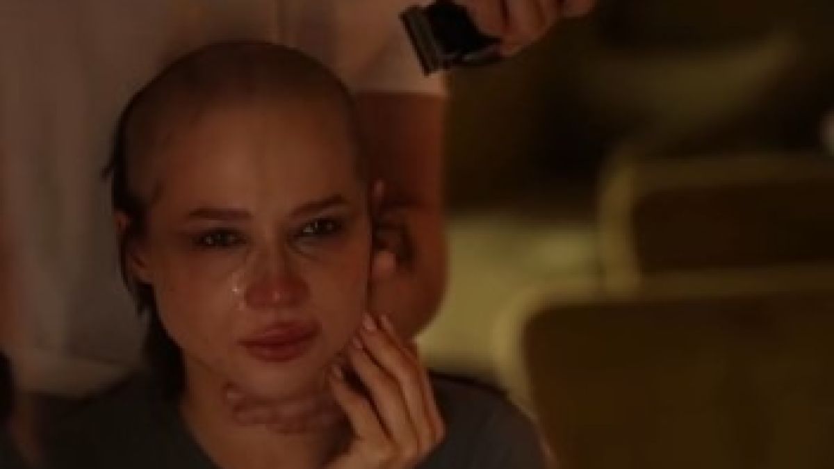 Проходящая лечение от рака блогер Лерчек побрилась налысо