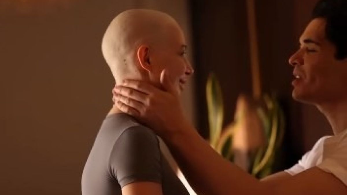 Проходящая лечение от рака блогер Лерчек побрилась налысо