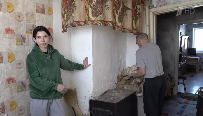 Дети играют с окурками: семью из Алтайского края обсудили в шоу Мужское/Женское