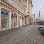 Кусок фасада едва не рухнул на девочку в центре Барнаула