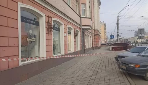 Кусок фасада едва не рухнул на девочку в центре Барнаула
