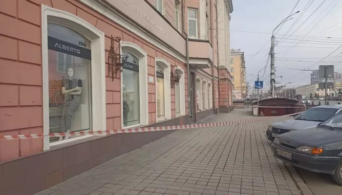Кусок фасада едва не рухнул на девочку в центре Барнаула