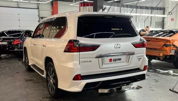 Изолированный от шума Lexus в керамике продают в Барнауле за 10,9 млн рублей. Фото