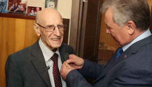 91-летнему барнаульцу спустя десятилетия вручили знак жителя блокадного Ленинграда