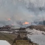 Сухая трава загорелась у детского сада в Новоалтайске