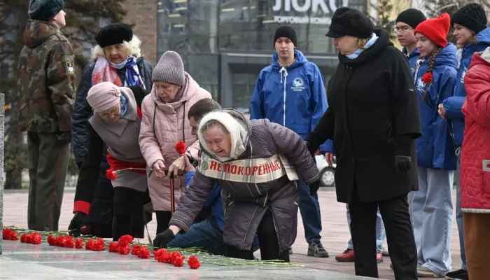Память узников фашистских концлагерей почтили на Мемориале Славы в Барнауле