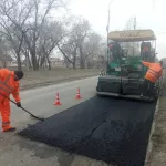 Ремонт дорог горячим асфальтом начался в Барнауле: где залатают ямы